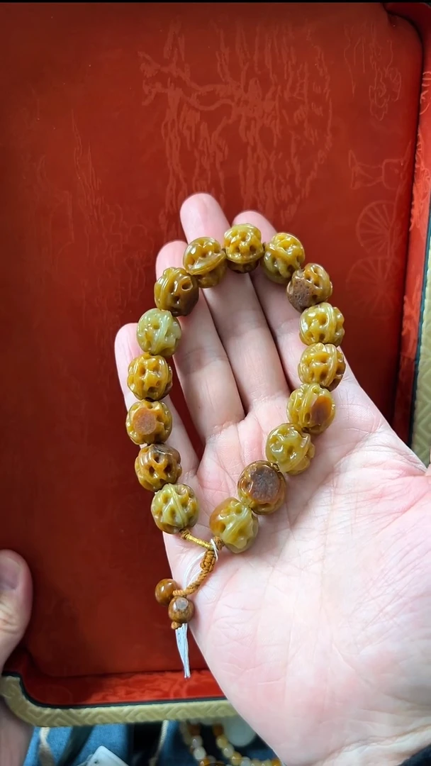 未镶嵌和田玉挂件俄料黄沁俏雕核桃手串