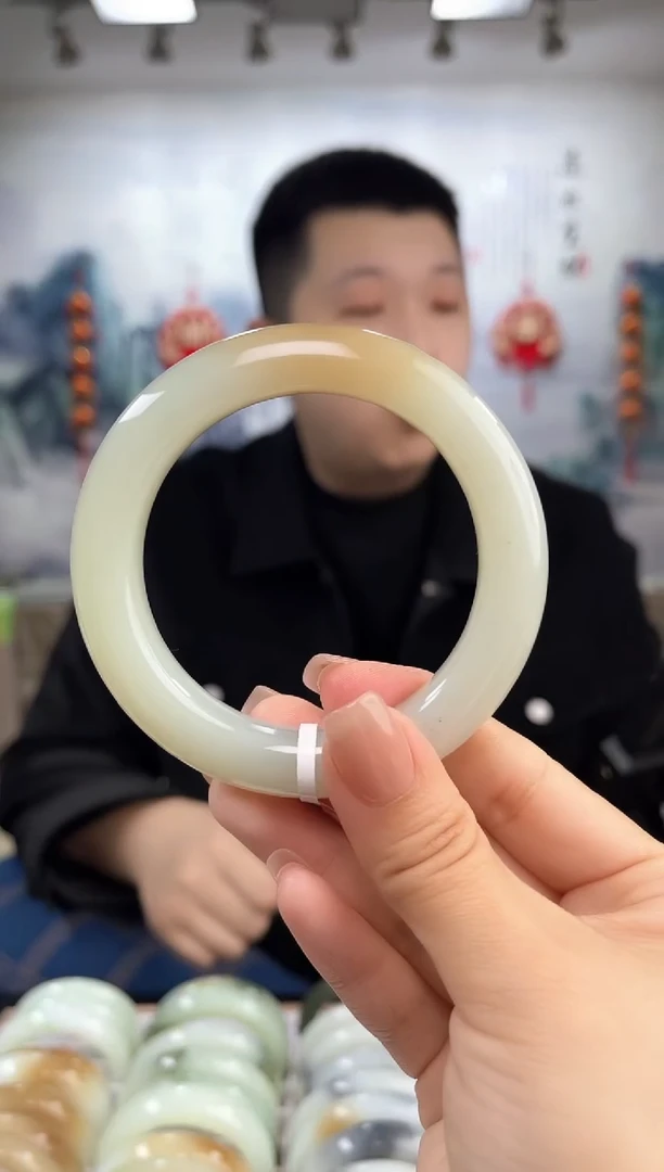 【闪购商品】和田玉手镯未镶嵌58圈口4231