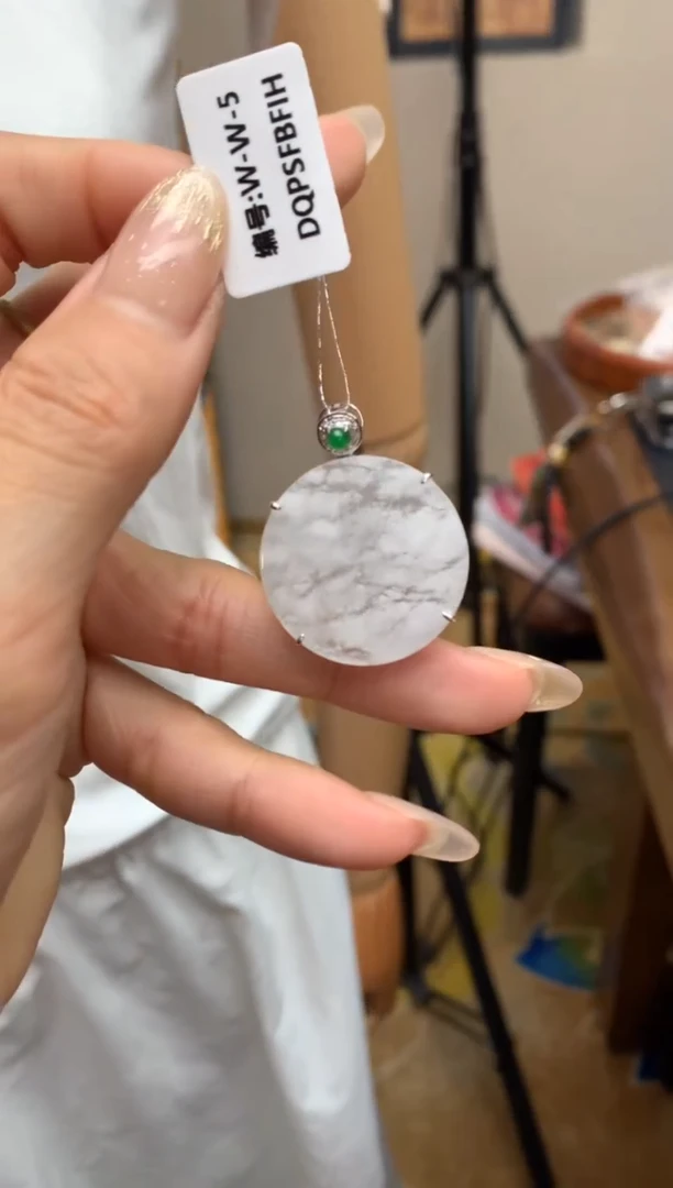 【闪购商品】翡翠颈饰18K金镶嵌无事牌