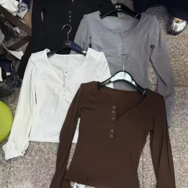璐璐定制--2025秋季新款辣妹设计感长袖针织修身显瘦短款打底衫