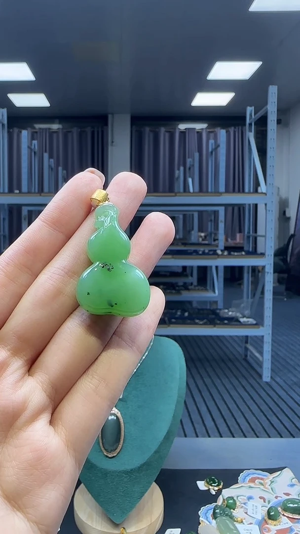 18K金镶嵌和田玉挂件1