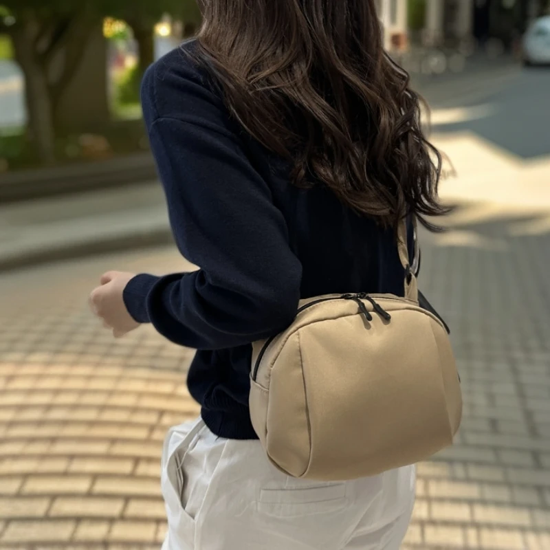 百搭休闲单肩斜挎手机包轻便尼龙布2025秋冬流行新款潮范贝壳包女