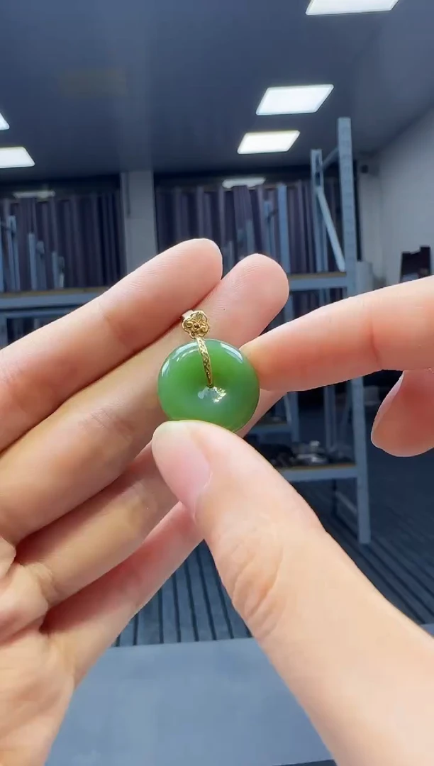 18K金镶嵌和田玉挂件1