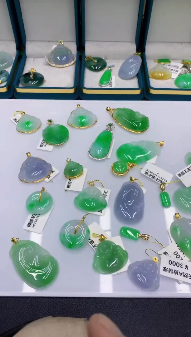 颈饰18K金镶嵌翡翠翡翠