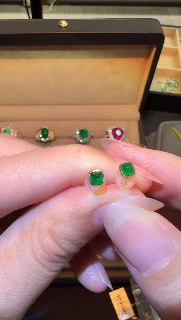18K金镶嵌耳饰祖母绿用****90.335ct