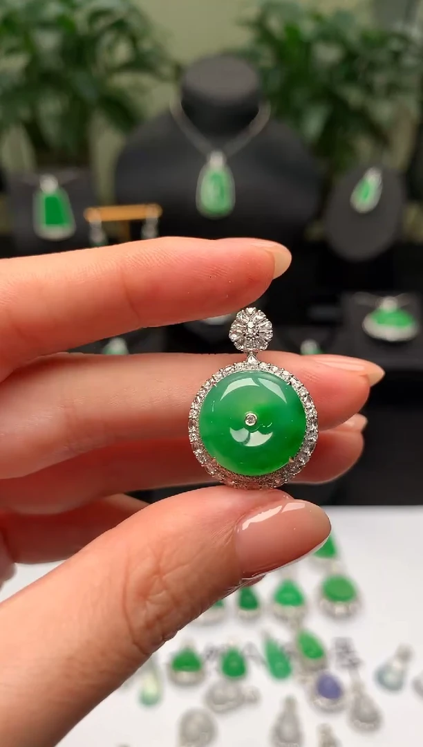 颈饰18K金镶嵌翡翠平安扣