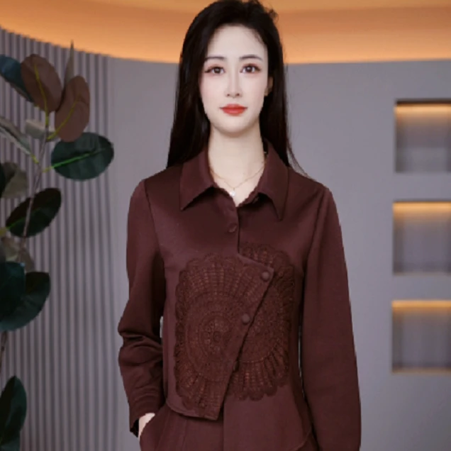 2025气质百搭春季爆款时尚绣花翻领显瘦套裤两件套套装M-4XL