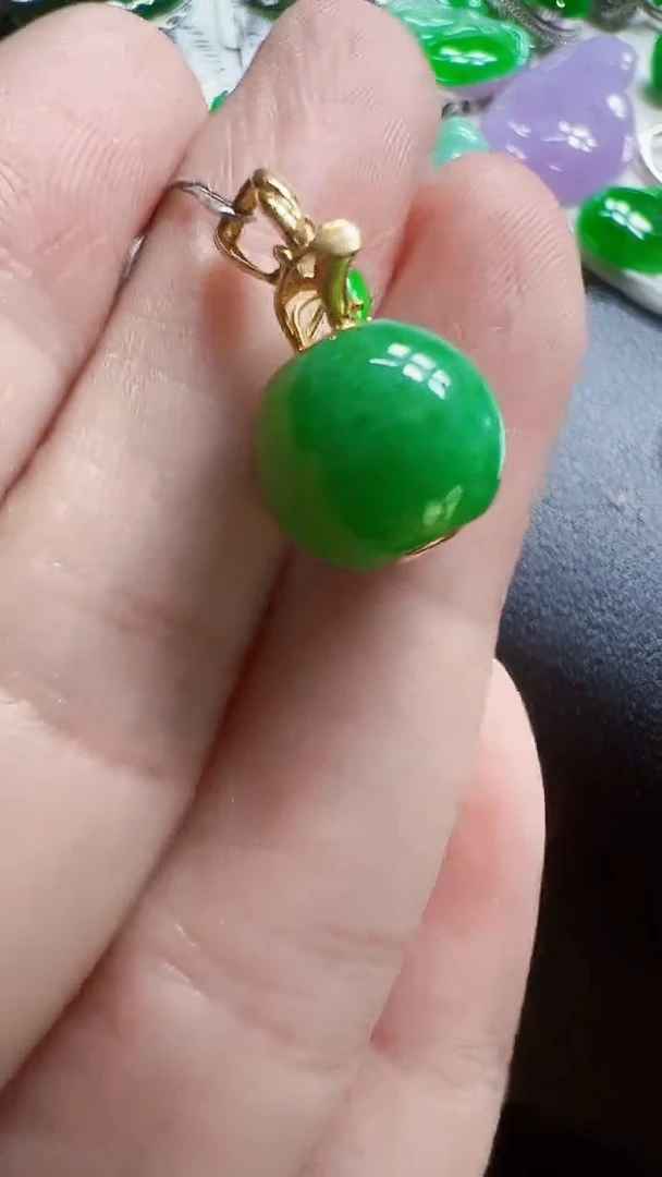 颈饰18K金镶嵌翡翠珠子