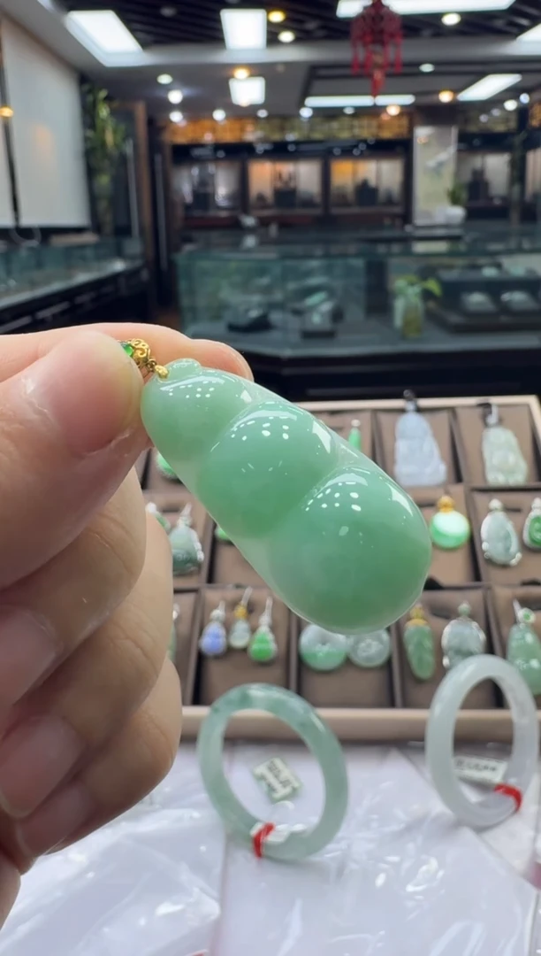 翡翠18K金镶嵌颈饰豆子