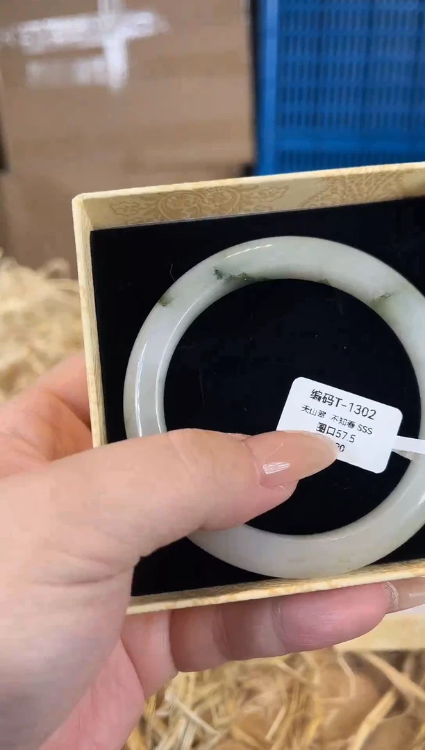 未镶嵌手镯石英质玉T1302