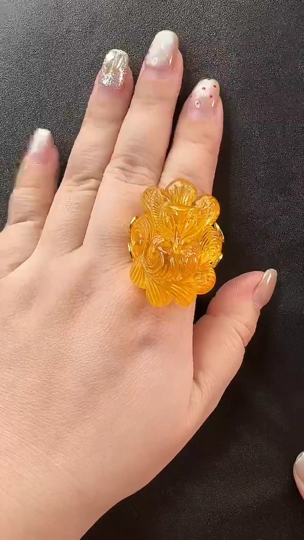 未镶嵌颈饰琥珀戒指