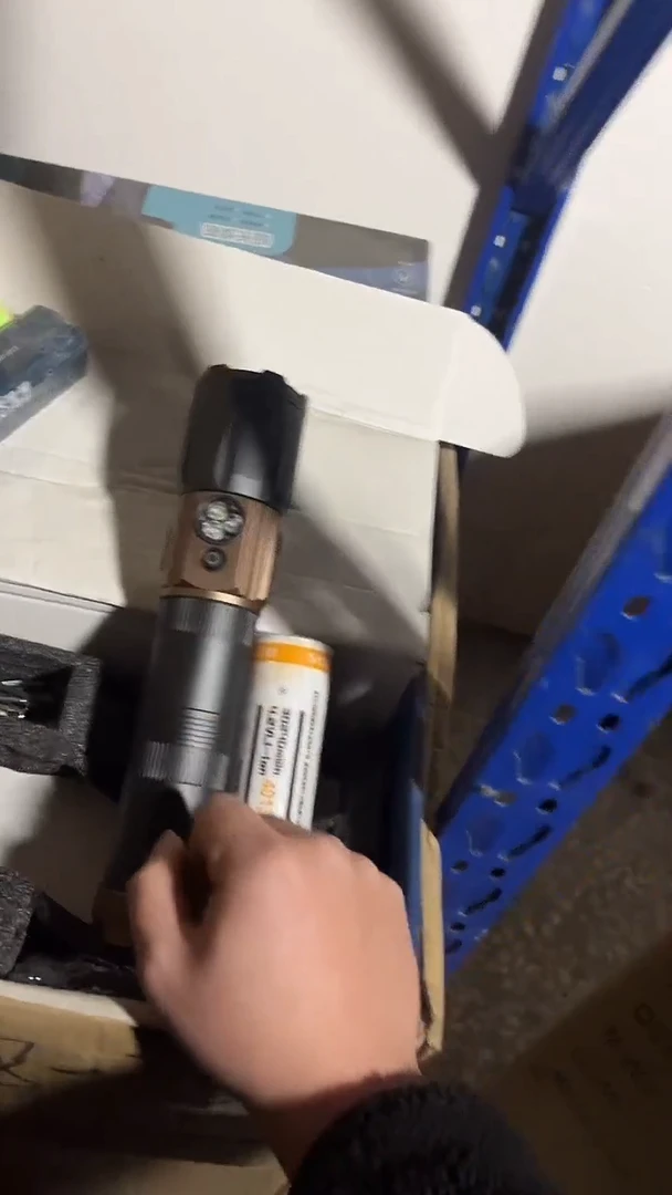 【四激光】超大光率-401350超大电池铝合金电筒