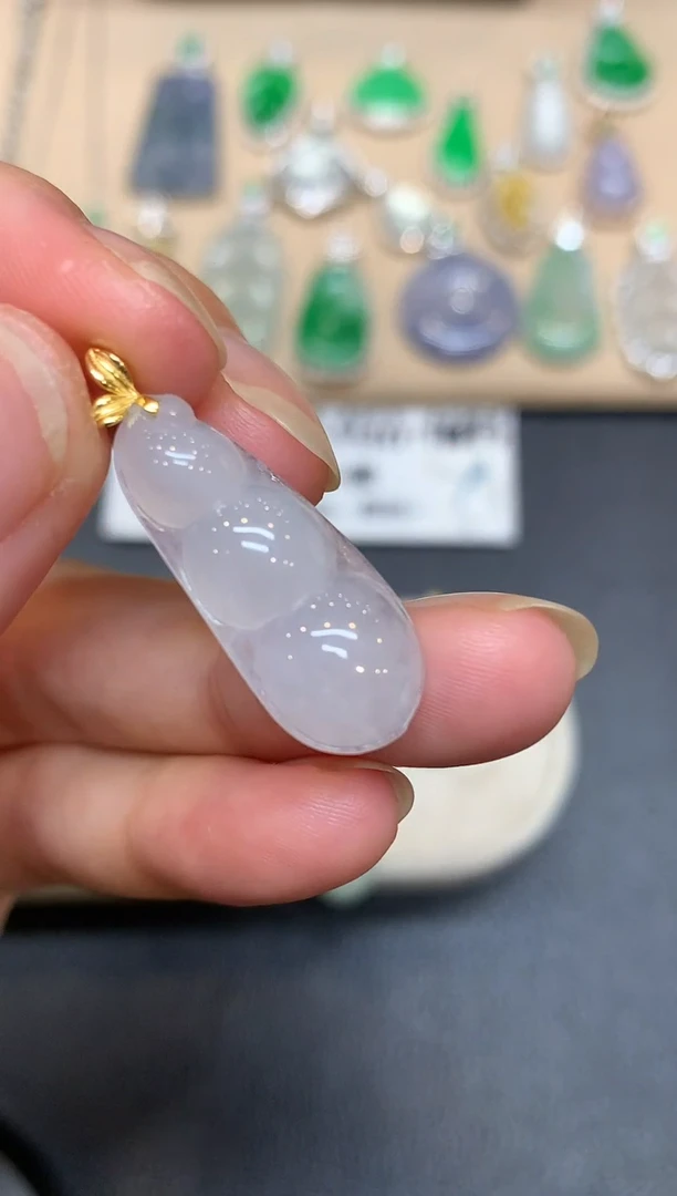 颈饰18K金镶嵌翡翠福豆【无服务费