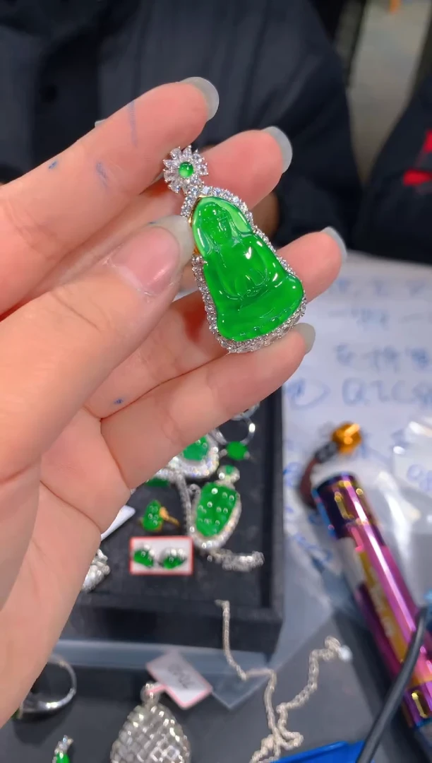 【闪购商品】定制翡翠未镶嵌86定制翡翠，多样性发货（发其一）