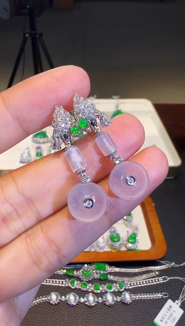 18K金镶嵌翡翠耳饰翡翠