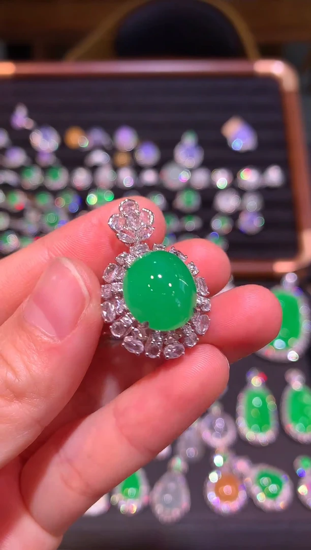 18K金镶嵌戒指翡翠满色满绿蛋面吊坠戒指两用