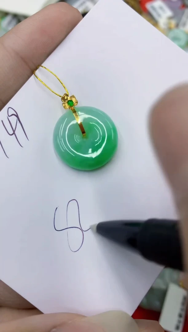 翡翠18K金镶嵌颈饰11111111111111