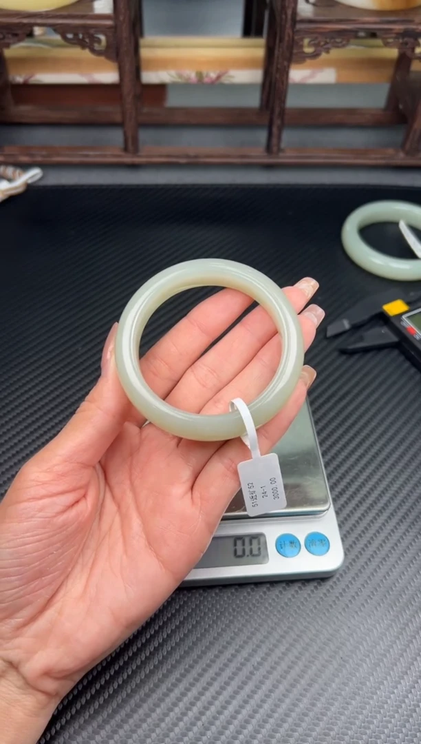 未镶嵌手镯和田玉且末微色差近矿52