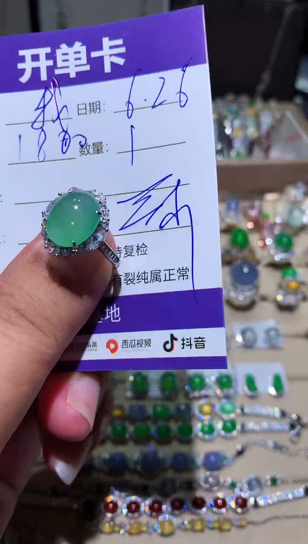 翡翠未镶嵌耳饰我****学 我不想去上学 我不想去上学