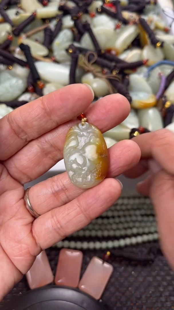 【闪购商品】和田玉颈饰未镶嵌多样性发货没有证书拍一发一有瑕