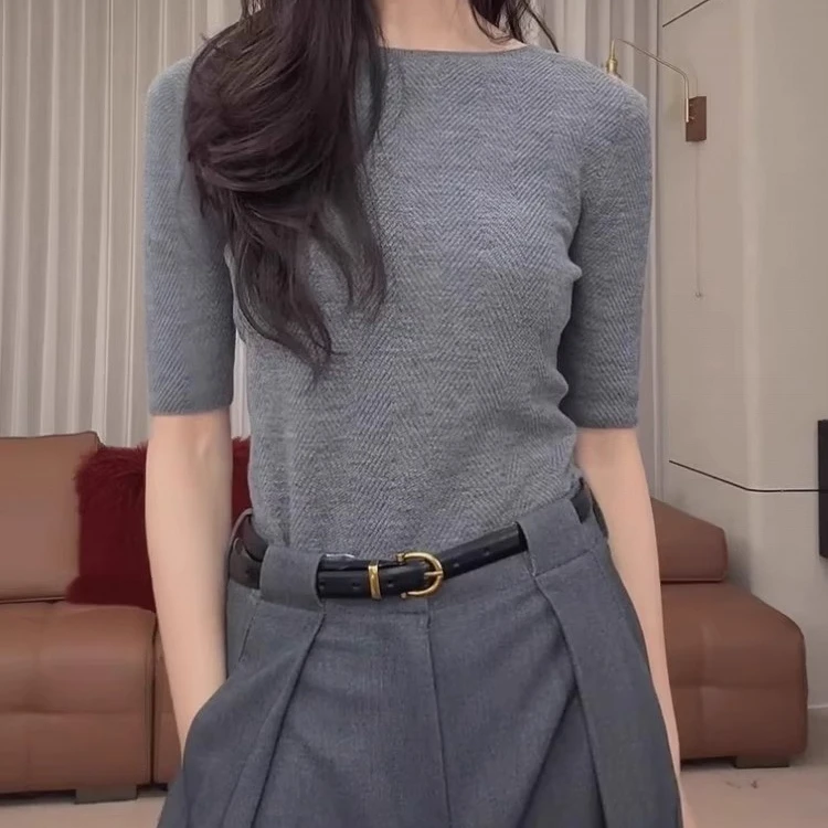 鱼骨纹中袖一字肩灰色针织衫女春季五分袖打底衫洋气衣服女2025
