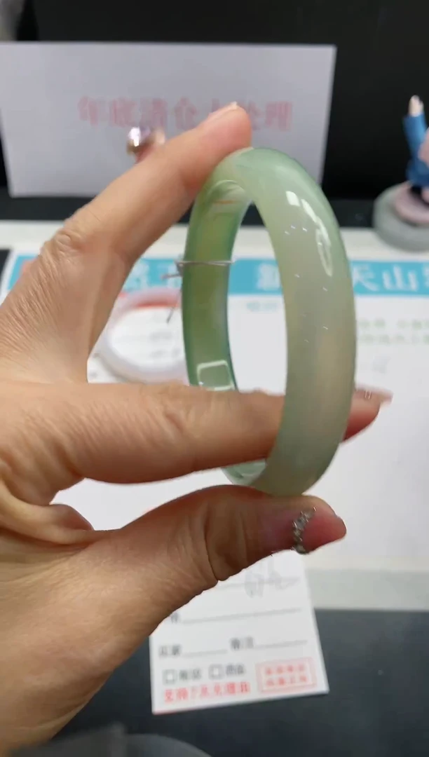 【闪购商品】石英质玉手镯未镶嵌39