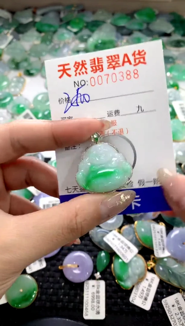 颈饰18K金镶嵌翡翠1111111111111111