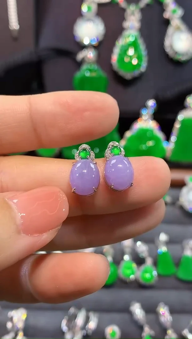 18K金镶嵌翡翠耳饰耳钉