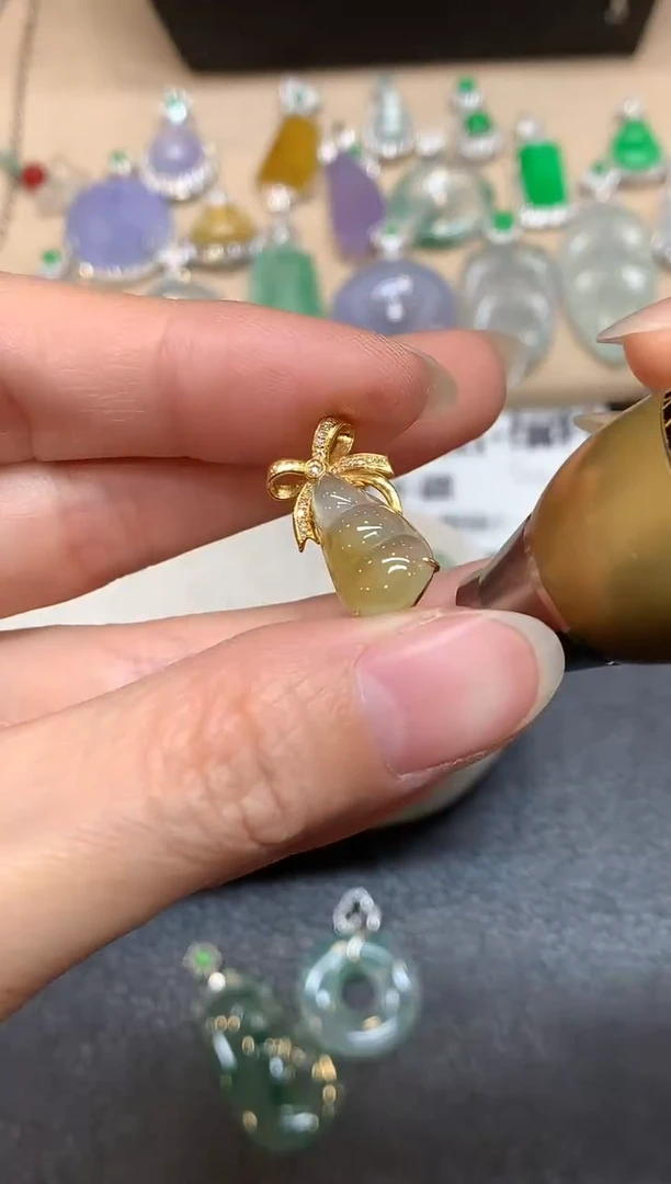 颈饰18K金镶嵌翡翠福豆【无服务费