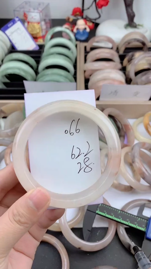 未镶嵌手镯石英质玉065