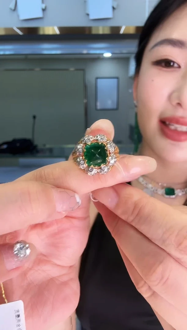 18K金镶嵌戒指祖母绿3.73ct