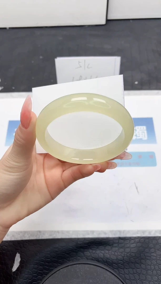 【闪购商品】石英质玉手镯未镶嵌68-60.5