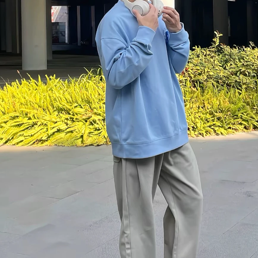 DD胸前刺绣Logo圆领卫衣