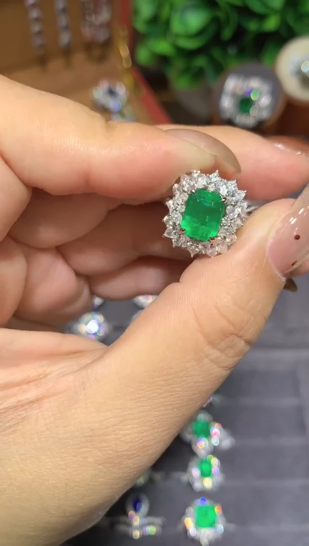 18K金镶嵌戒指祖母绿2.31ct