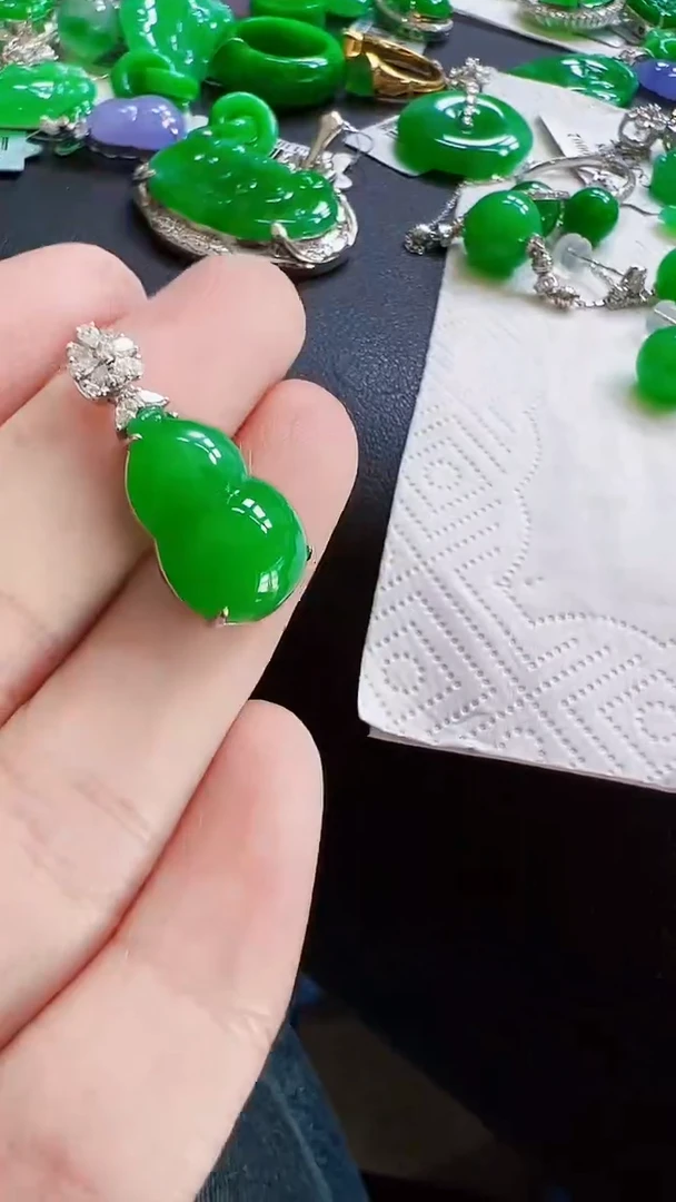 颈饰18K金镶嵌翡翠葫芦