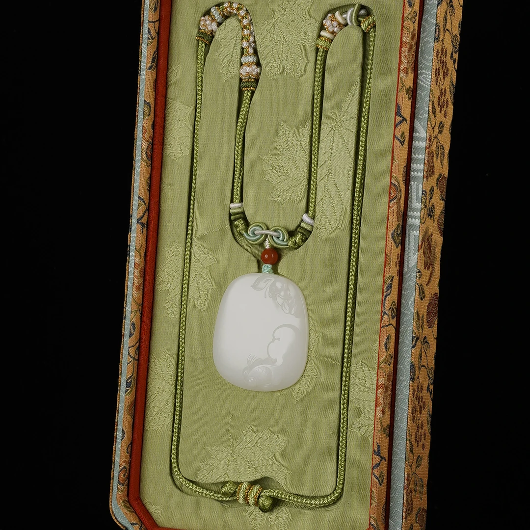 XX12259二十世纪和田玉金鱼吊坠