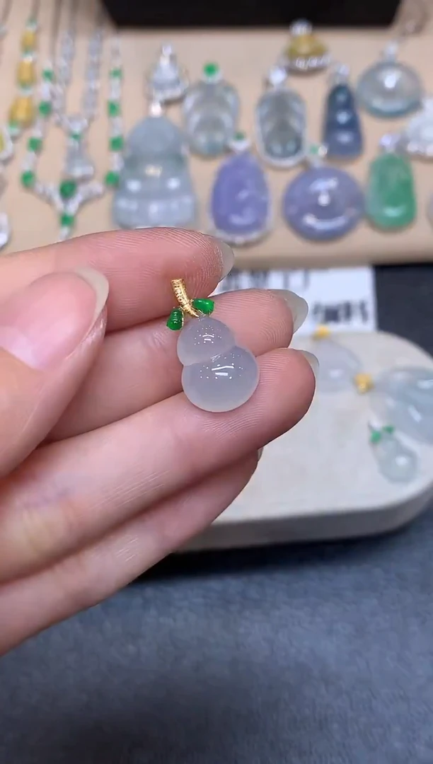 颈饰18K金镶嵌翡翠葫芦【无服务费