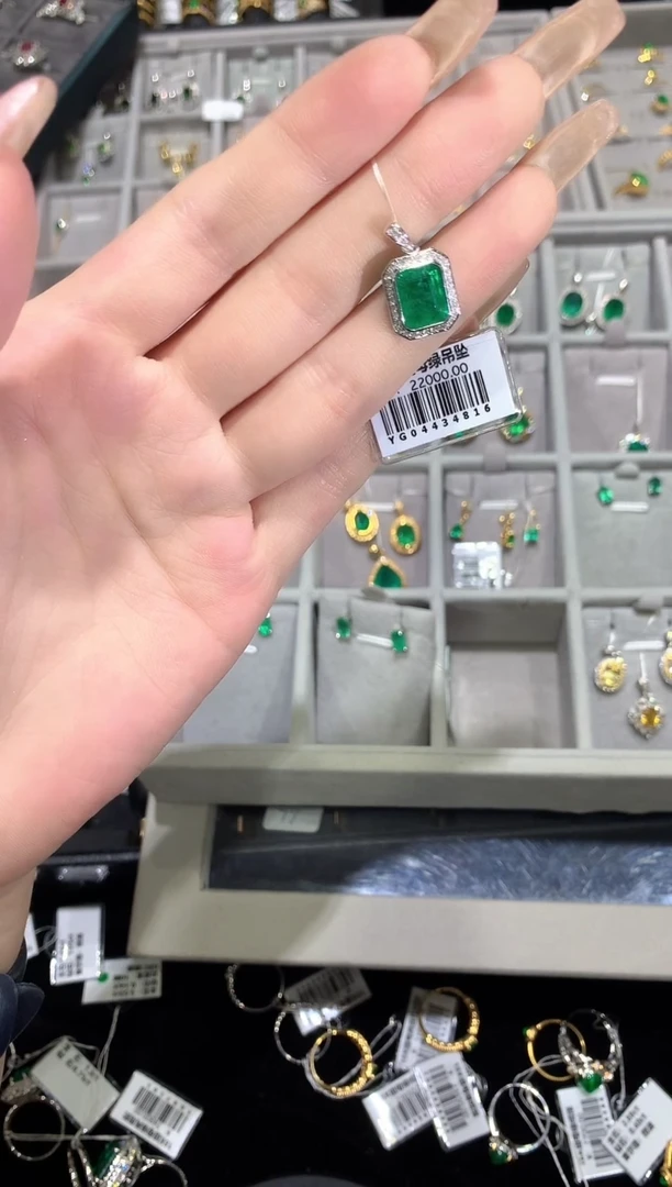 吊坠18K金镶嵌祖母绿2.3克拉祖母绿吊坠