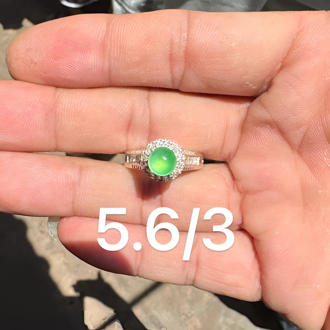 0915(小哪吒在源头)冰玻种翡翠炸光正圆木那绿戒面干净荧光足M50