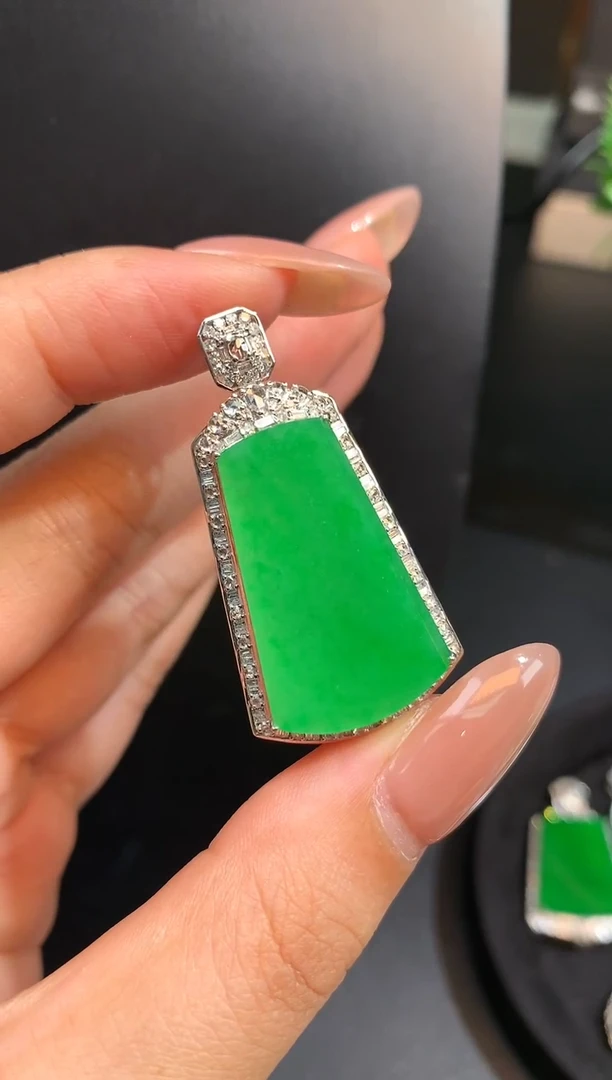 颈饰18K金镶嵌翡翠无事牌