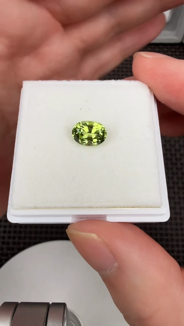 【闪购商品】橄榄石椭圆未镶嵌1.6ct-B012262