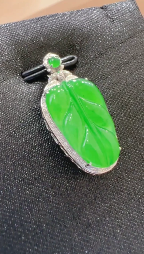 【闪购商品】翡翠吊坠(不含链)18K金镶嵌