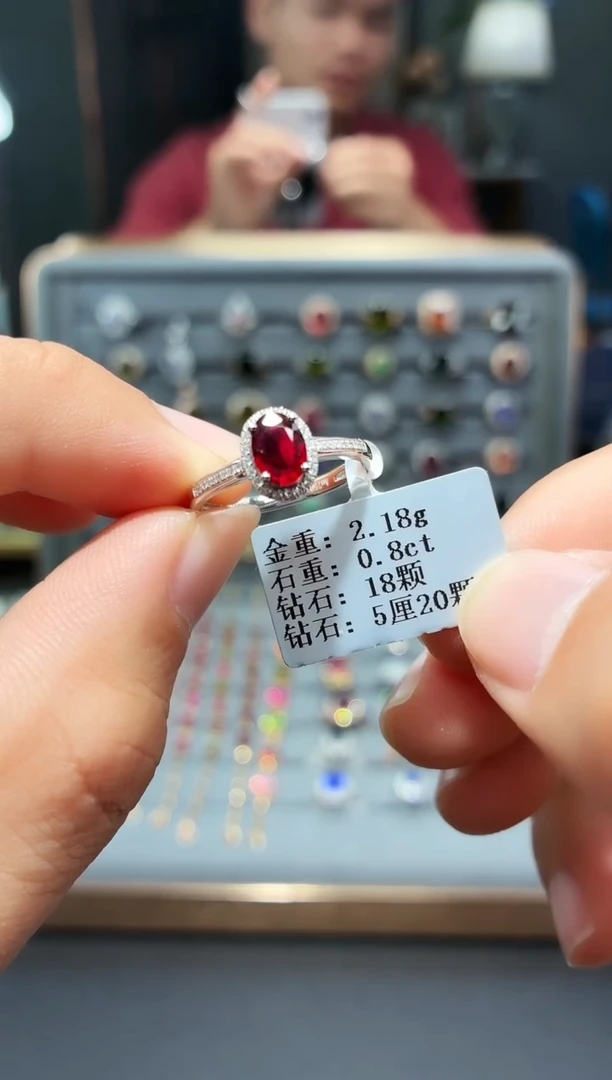 18K金镶嵌戒指红宝石0.8..