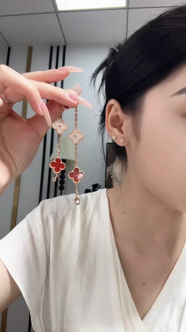 18K金镶嵌手链钻石红花隔钻GHJ