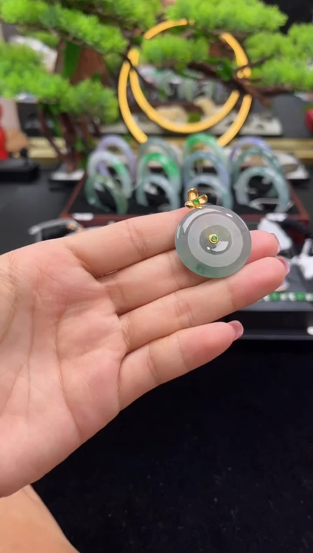 颈饰18K金镶嵌翡翠吊坠