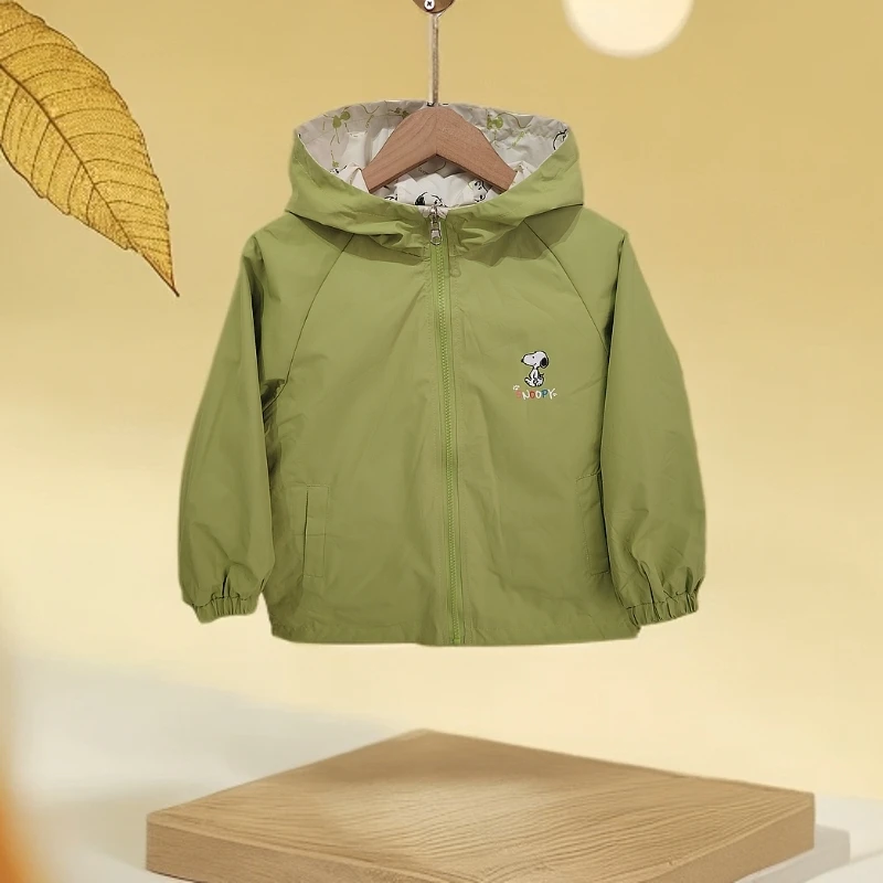 无品牌内衬是可以穿的,是今年春季最新款的儿童外套。