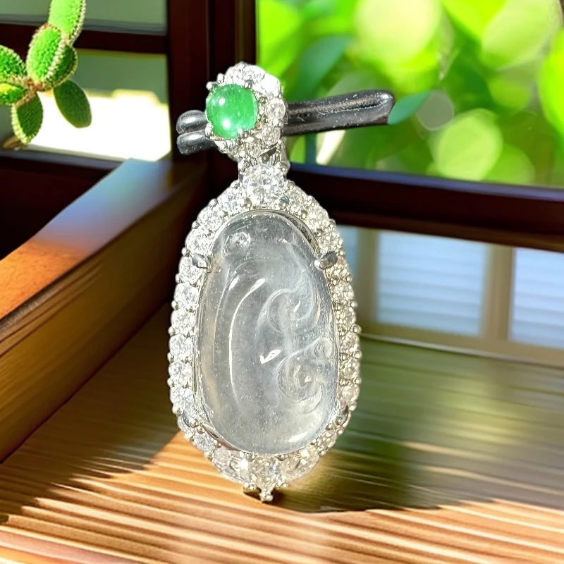 （新晨珠宝)俄料石英质玉如意满钻围镶吊坠