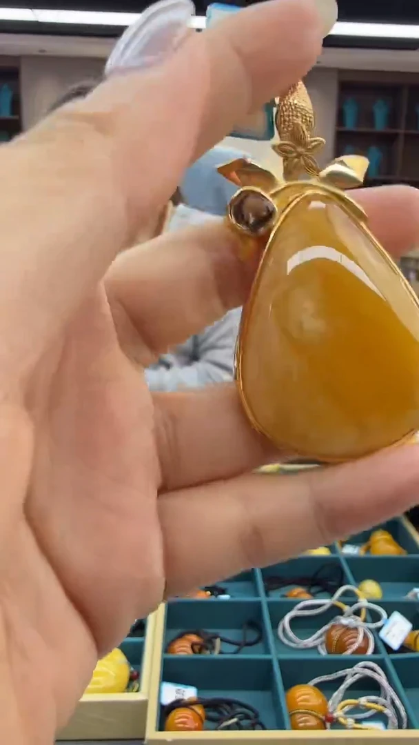 琥珀颈饰未镶嵌157秒拍号 假一罚三