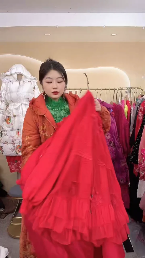 常规款大红色高领上衣