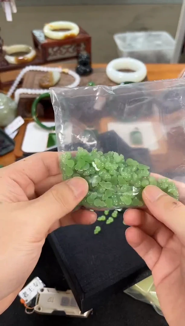 未镶嵌和田玉珠宝半成品乌兰海苹果绿 葫芦 多样性发一